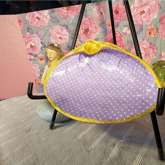DECOUPAGE CLAM SHELL DECOUPAGE PURPLE POLKA DOTS ON A CLAM SHELL TRINKET DISH - Picture 3 of 10